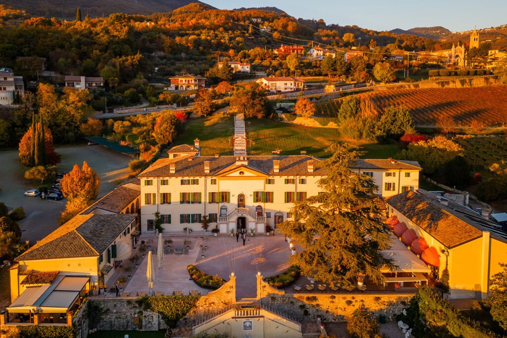 villa cariola vista dall'altro, visione frontale sulla facciata e la terrazza fronte villa, in un tramonto autunnale