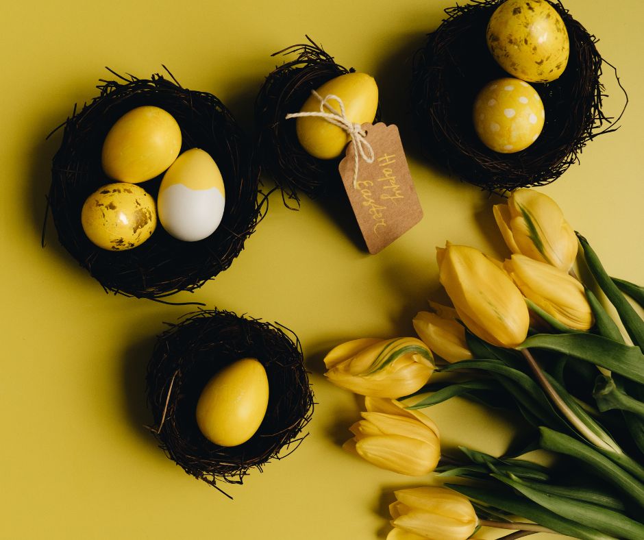 decorazioni di pasqua a forma di nido con uova colorate di bianco e giallo all'interno e tulapani gialli