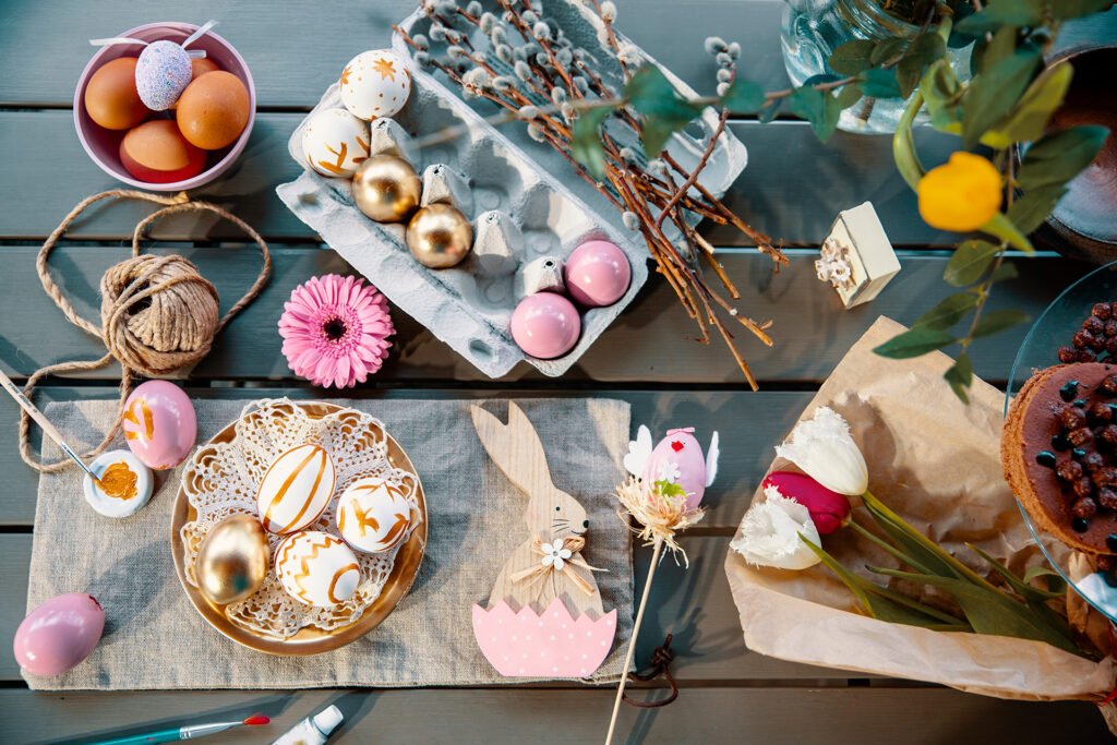 tavolo visto dall'altro con molte deroazione a tema per la Pasqua, uova colorate, coniglietti, pulcini e fiori