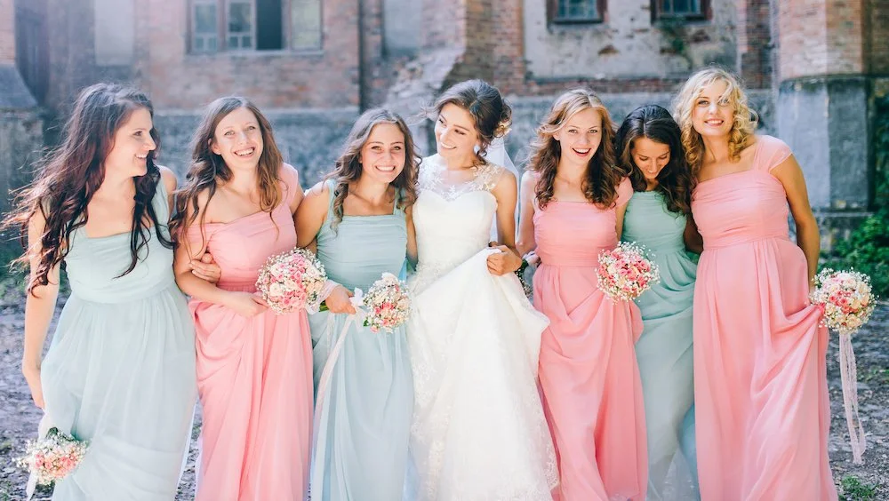 foto di una sposa tra le damigelle