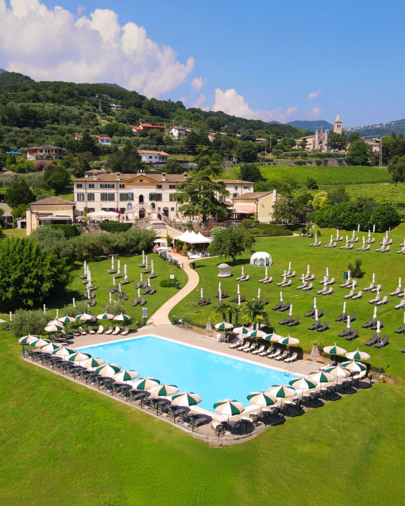 Piscina-estate-aggiornata-nuovi ombrelloni-INSTAGRAM