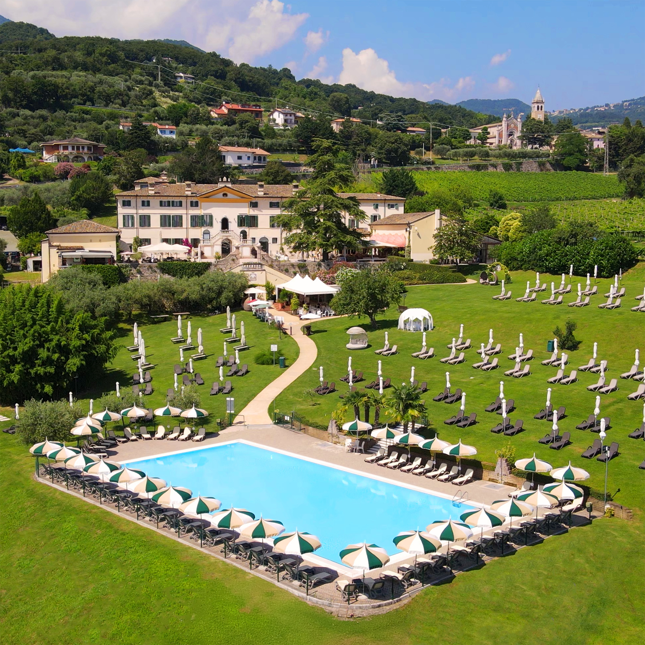 Piscina-estate-aggiornata-nuovi ombrelloni-quadrata