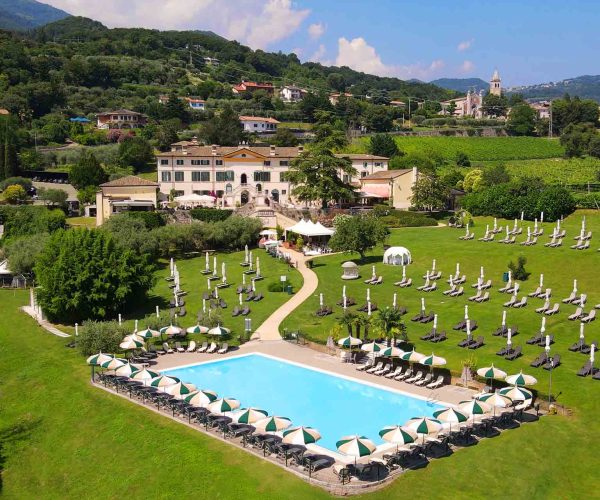 Piscina-estate-aggiornata-nuovi-ombrelloni